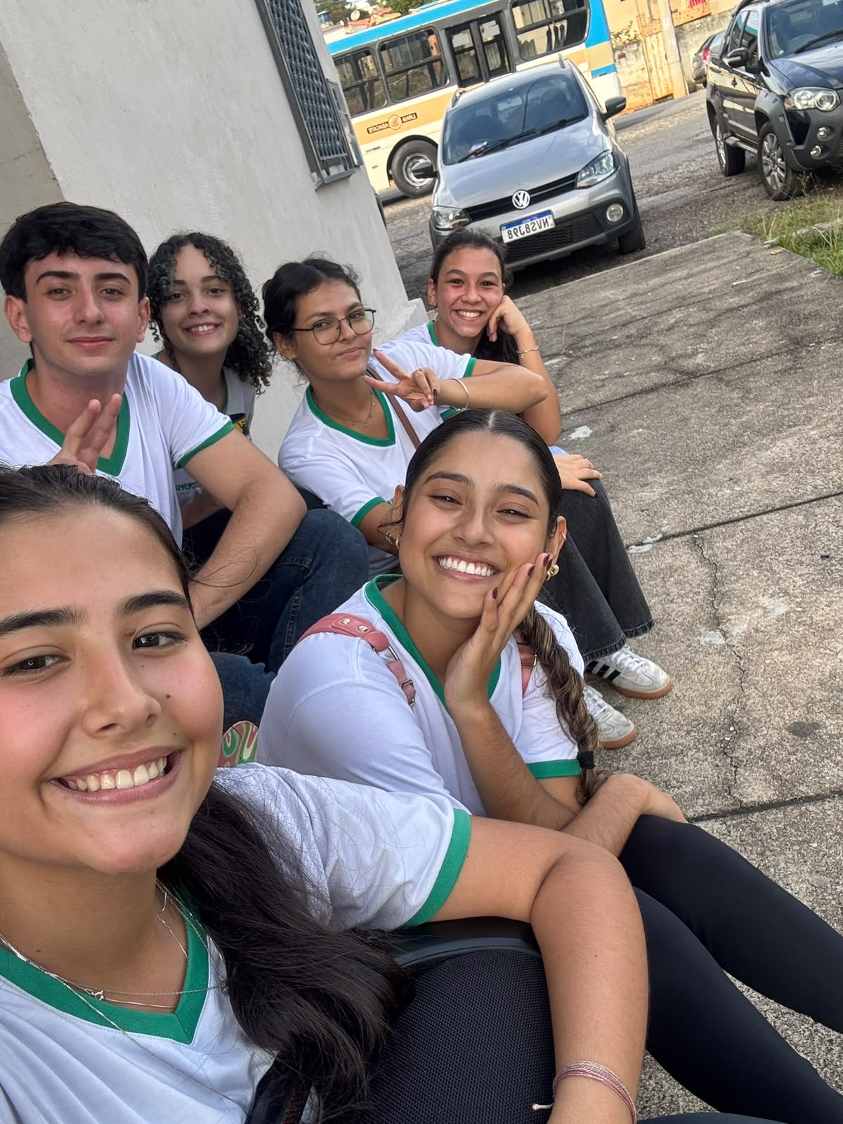 Integrantes do projeto sentados juntos após uma visita